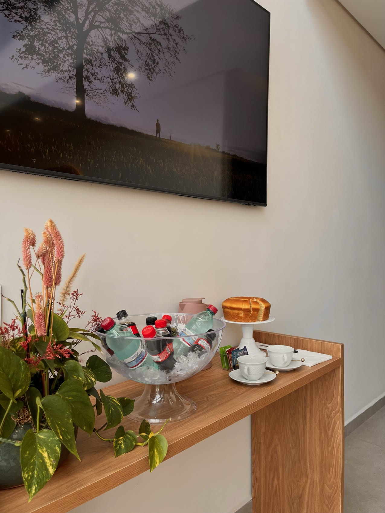 Café da Nuvê com doces e flores