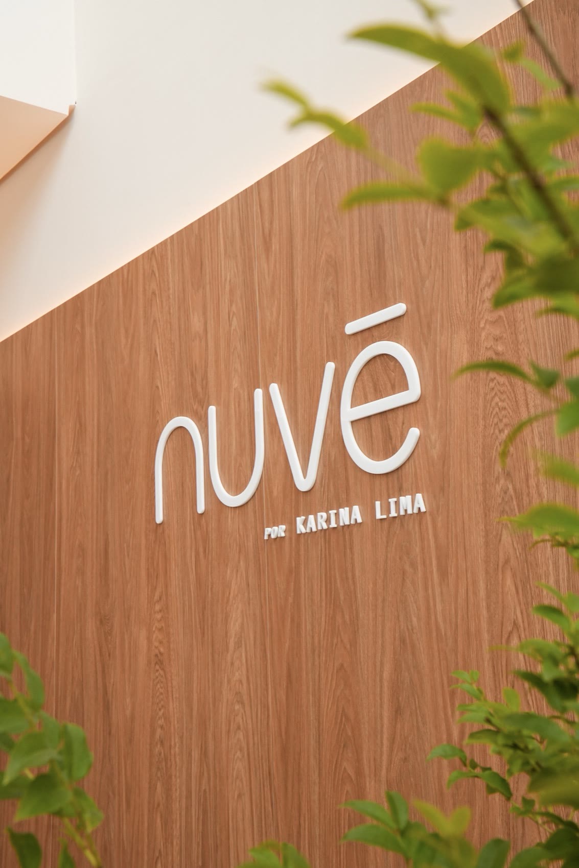 Letreiro nuvē por Karina Lima na clínica