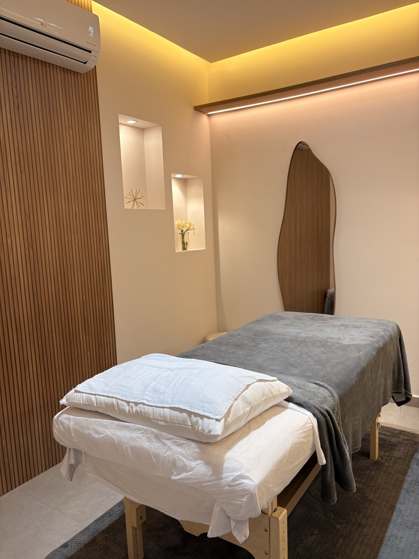 Sala Aura da Nuvê, ambiente de massagem aconchegante em tons quentes