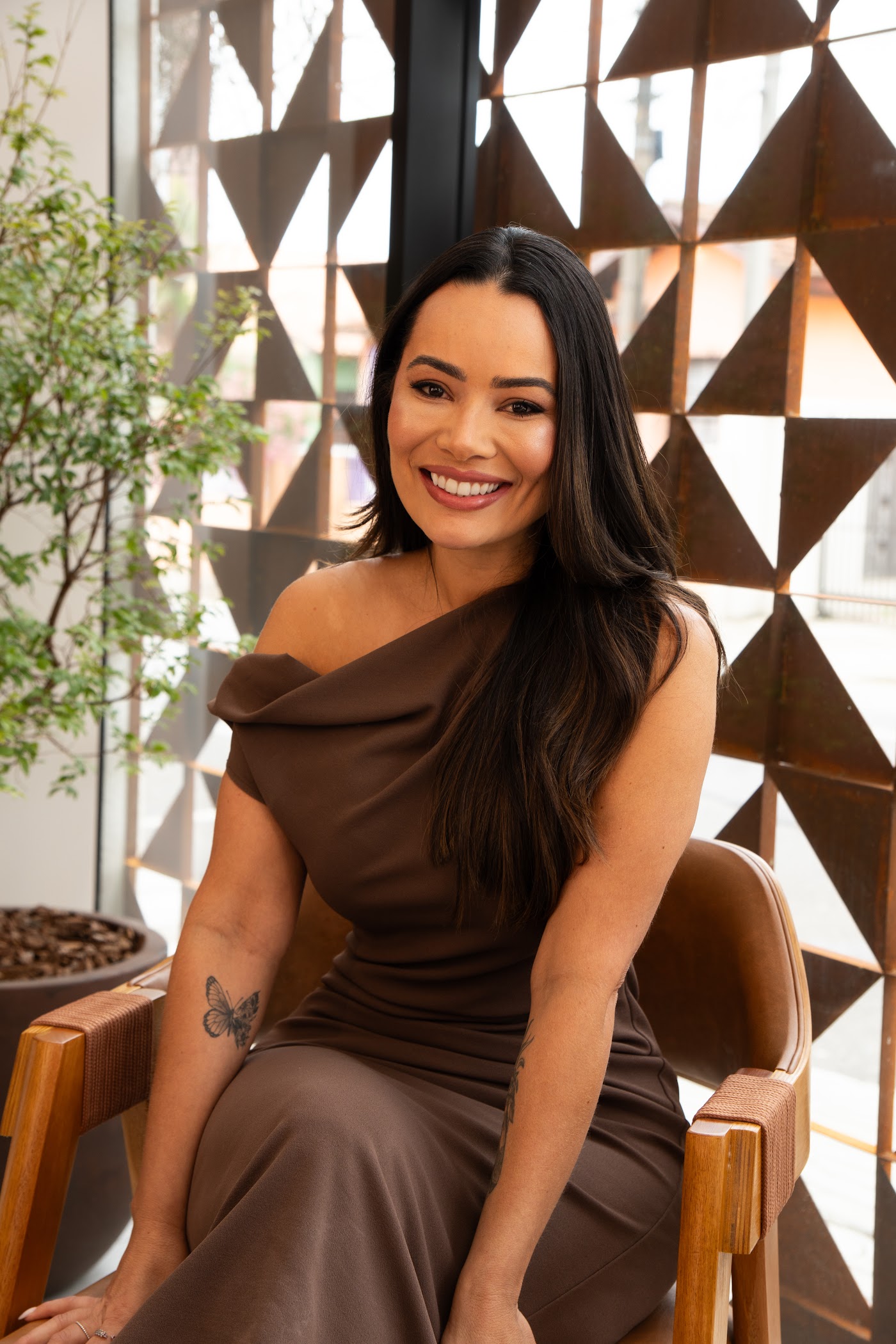 Dra. Karina Lima sorrindo na Nuvê
